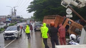 Truk Rem Blong Tabrak Separator di GDC Depok, Lalin Sempat Terganggu