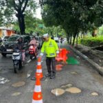 Jalan Juanda Depok Berlubang Parah, Pengendara Motor Berjatuhan, Polisi Pasang Peringatan