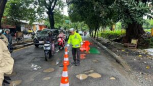 Jalan Juanda Depok Berlubang Parah, Pengendara Motor Berjatuhan, Polisi Pasang Peringatan