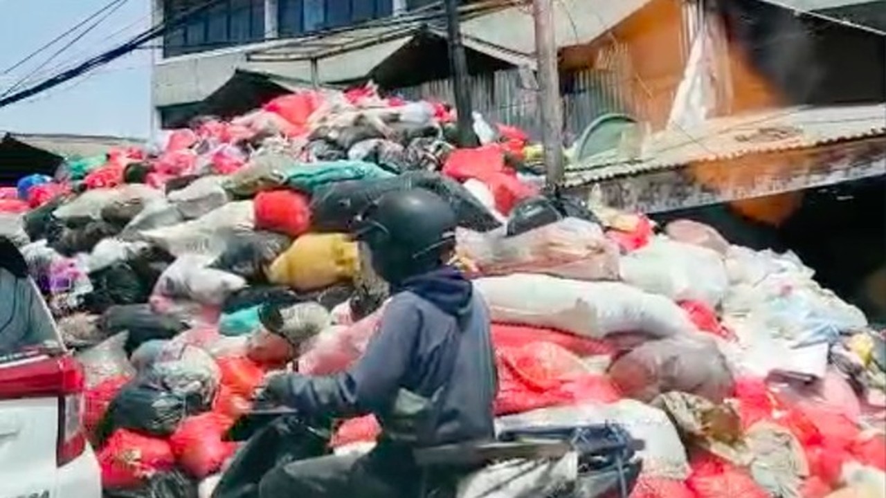 Tumpukan Sampah di Pasar Cimanggis Tangerang Selatan Bau Busuk, Warga Keluhkan Gangguan Kesehatan