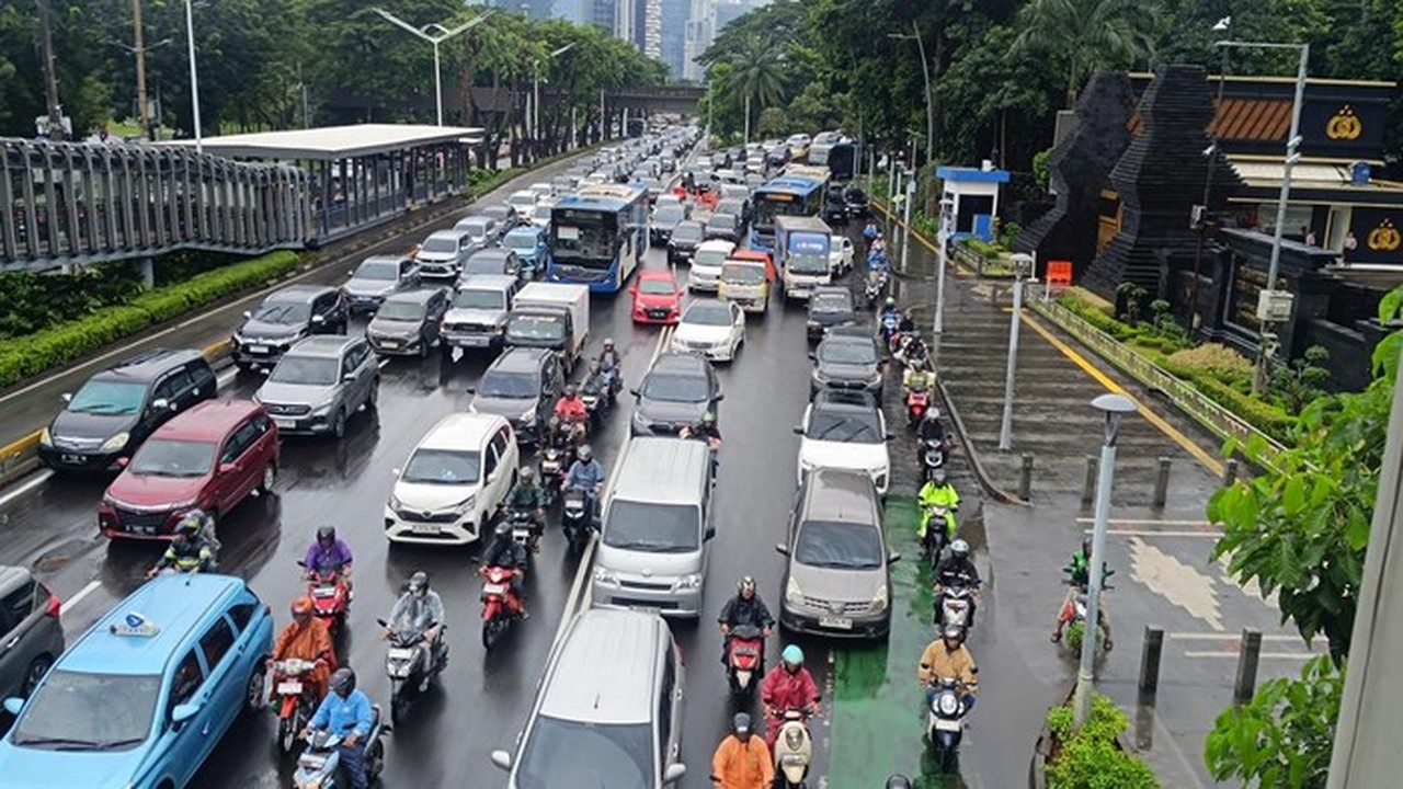 Demo di Jalan Sudirman Sebabkan Kemacetan Parah Arah Senayan Siang Ini
