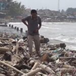 Pantai Teluk Labuan Pandeglang Dipenuhi Sampah Kayu, Diduga Arus dari Luar Banten