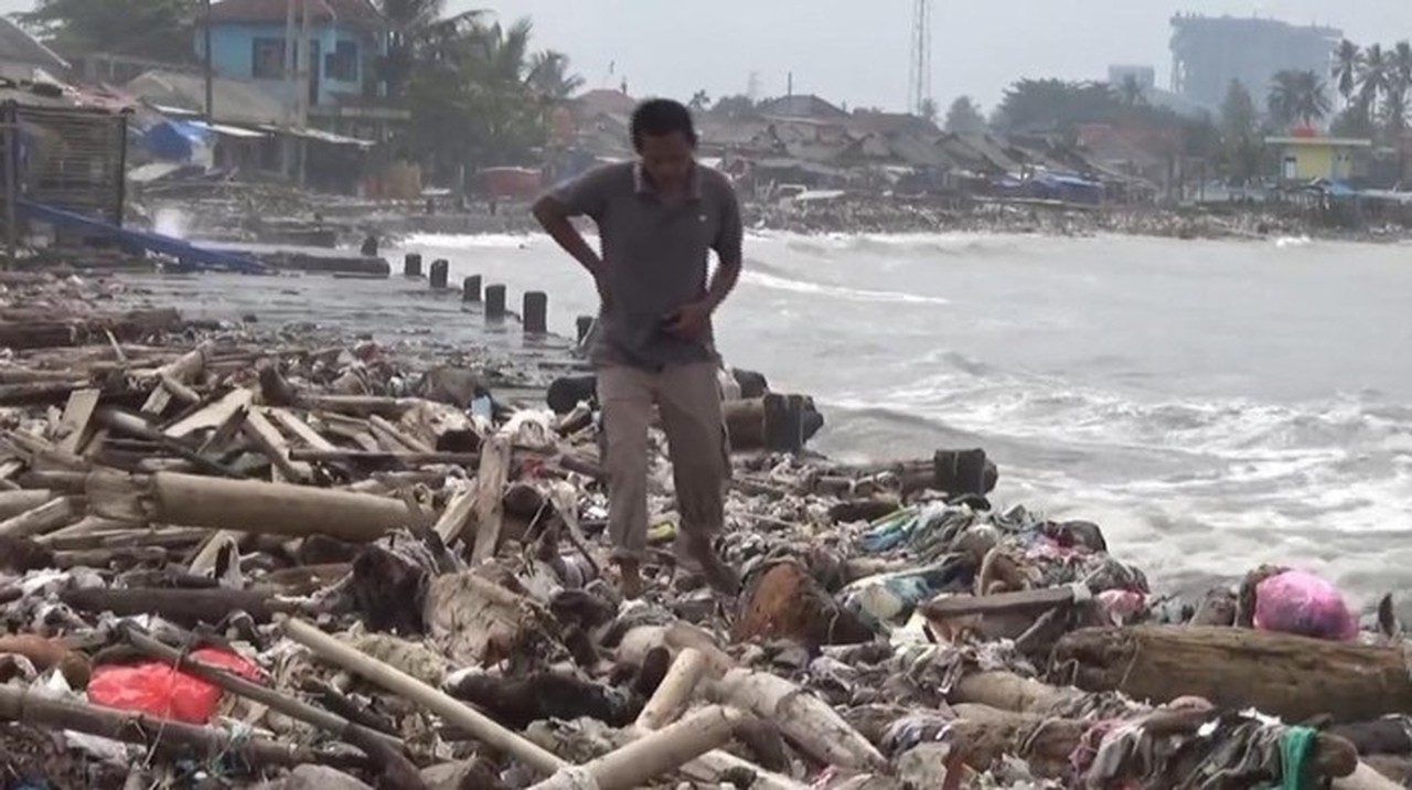 Pantai Teluk Labuan Pandeglang Dipenuhi Sampah Kayu, Diduga Arus dari Luar Banten Pantai Teluk Labuan Pandeglang Dipenuhi Sampah Kayu, Diduga Arus dari Luar Banten