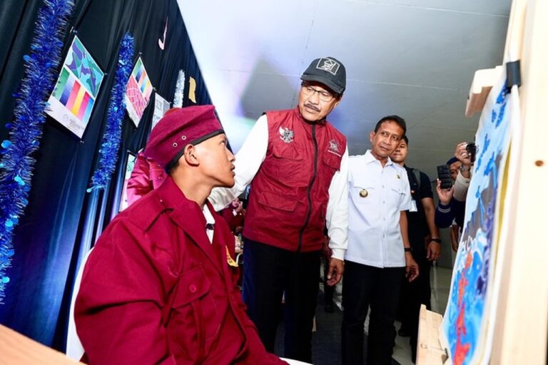 Mensos Gus Ipul Dengarkan Langsung Perubahan Positif Siswa Sekolah Rakyat di Bojonegoro