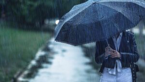 Hadapi Musim Hujan Jakarta, Pekerja Siapkan ‘Senjata’ Lengkap untuk Aktivitas Lancar