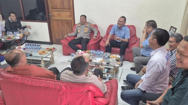 Kapolres Serang Ajak Buruh Jaga Keamanan Lewat Ngariung Bersama Kapolres Serang Ajak Buruh Jaga Keamanan Lewat Ngariung Bersama