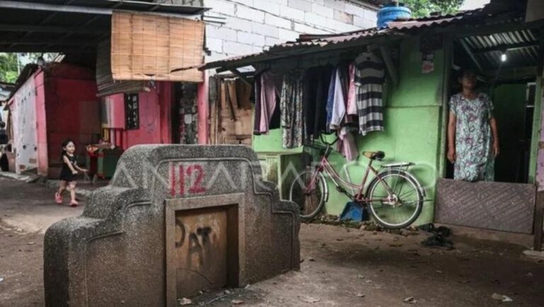 Puluhan Keluarga Abaikan SP-2, Tetap Bertahan di Lahan TPU Kebon Nanas Jakarta Timur