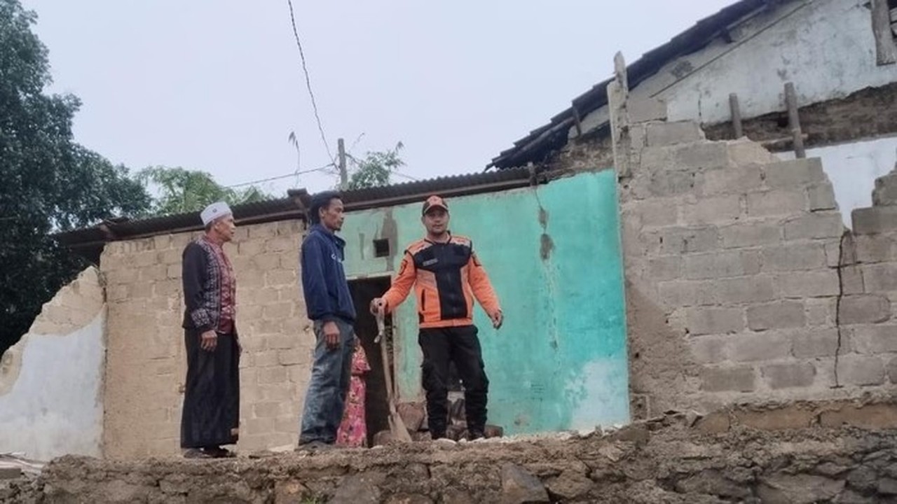 Angin Kencang Terjang Rumpin Bogor, Rumah Warga Ambruk dan 5 Jiwa Terpaksa Mengungsi