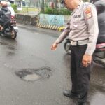 Jalan Berlubang di Ciputat Sebabkan Pengendara Motor Jatuh, Polisi Segera Cek Lokasi