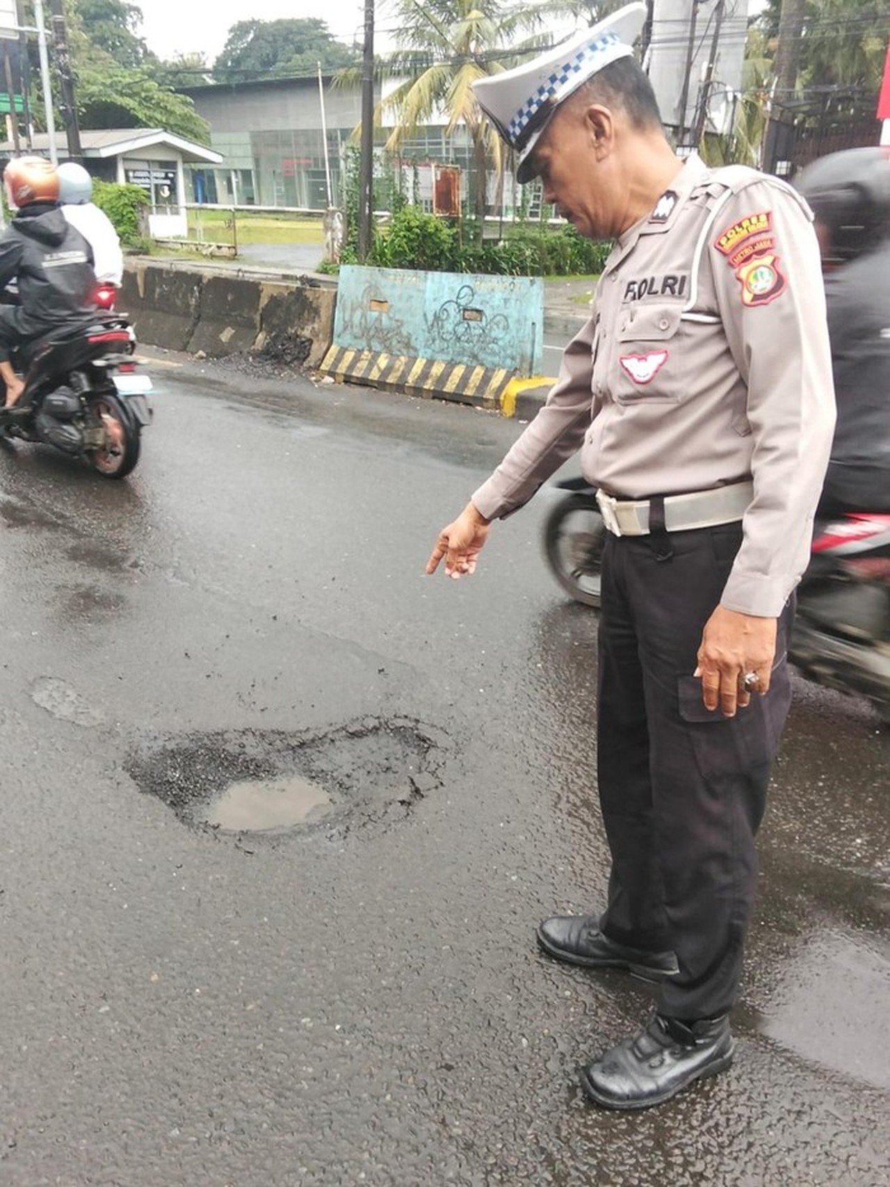 Jalan Berlubang di Ciputat Sebabkan Pengendara Motor Jatuh, Polisi Segera Cek Lokasi Jalan Berlubang di Ciputat Sebabkan Pengendara Motor Jatuh, Polisi Segera Cek Lokasi