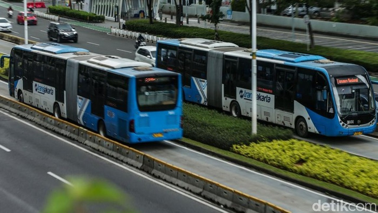 Banjir Jakarta: Genangan Air Lumpuhkan TransJakarta dan Mikrotrans, Sejumlah Rute Dialihkan Banjir Jakarta: Genangan Air Lumpuhkan TransJakarta dan Mikrotrans, Sejumlah Rute Dialihkan