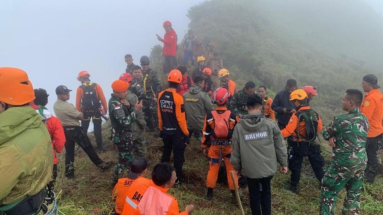 Tim SAR Temukan 6 Jenazah Korban Pesawat ATR di Gunung Bulusaraung Pangkep