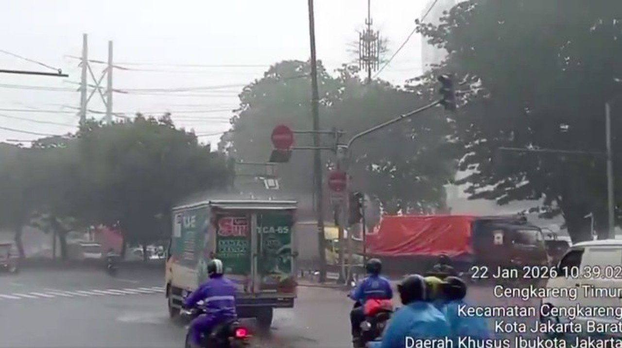 Gangguan Lampu Lalu Lintas Cengkareng Saat Hujan Deras, Arus Kendaraan Terganggu