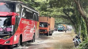 Banjir Kembali Landa Jalur Pantura Pati, Satlantas Lakukan Rekayasa Lalu Lintas Terbatas