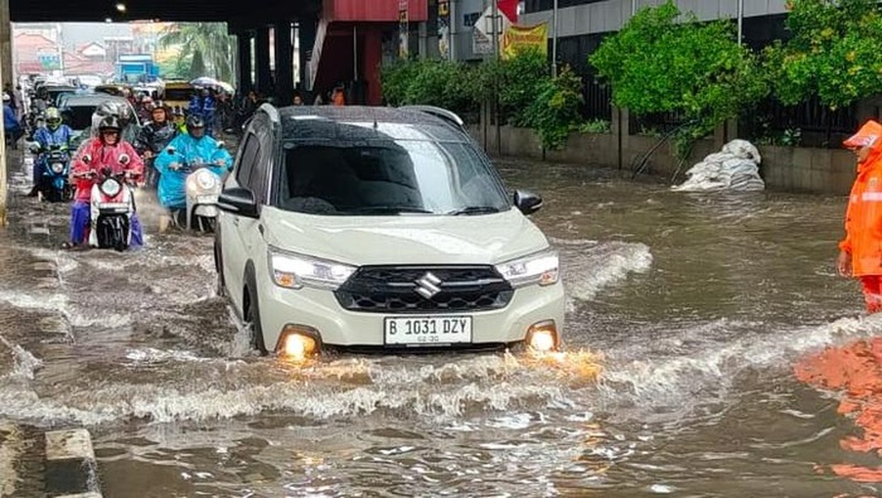 Banjir Di Depan Pasar Cipulir, Jaksel, Pukul 10.15 Wib. (dok. Tmc Polda Metro Jaya)