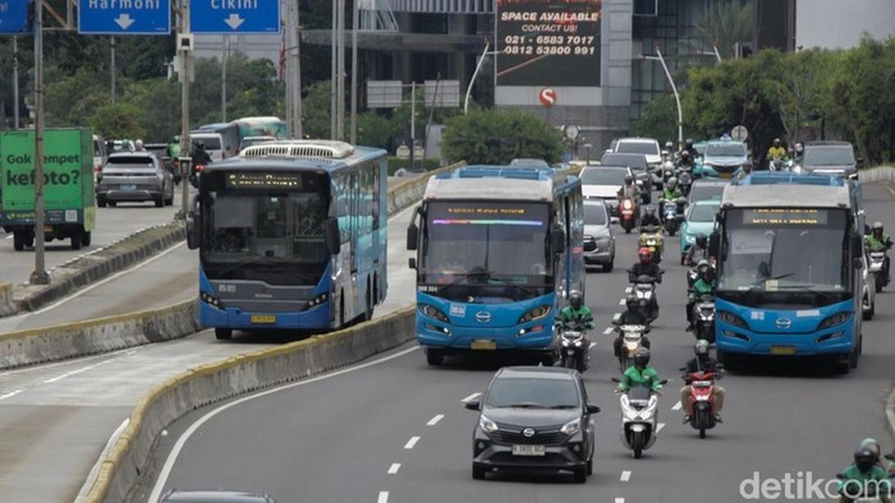 Antrean Panjang Penumpang Transjakarta di Halte Petukangan Akibat Keterlambatan Bus dan Genangan Air