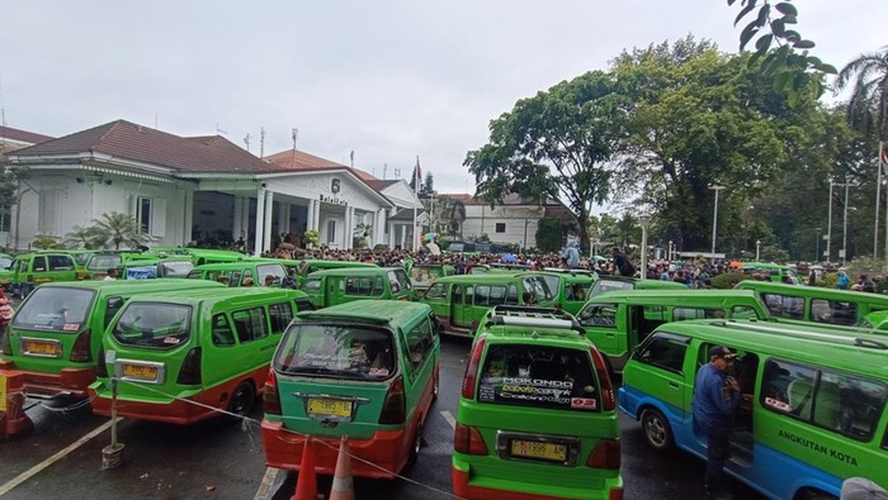 Sopir Angkot Bogor Tolak Penghapusan Kendaraan Tua, Minta Solusi Pekerjaan Layak Sopir Angkot Bogor Tolak Penghapusan Kendaraan Tua, Minta Solusi Pekerjaan Layak