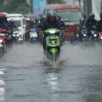 Banjir Jakarta Kamis Siang: 12 RT dan 17 Ruas Jalan Masih Tergenang Air