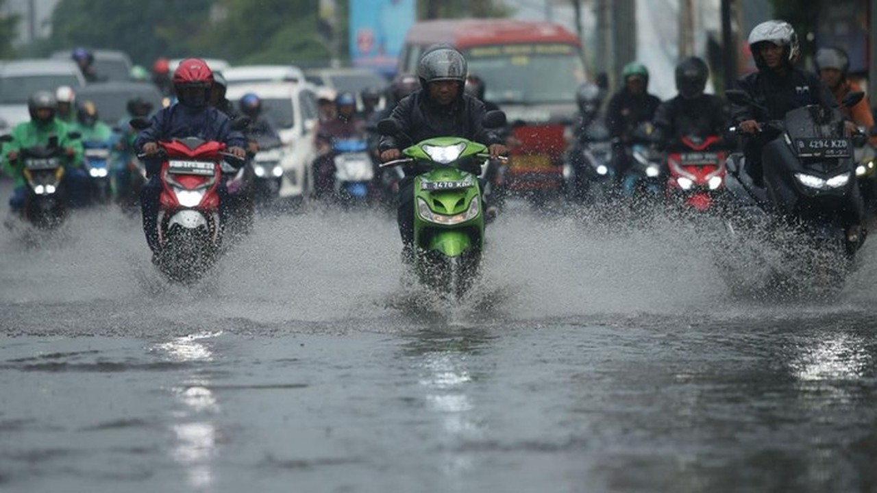 Banjir Jakarta Kamis Siang: 12 RT dan 17 Ruas Jalan Masih Tergenang Air Banjir Jakarta Kamis Siang: 12 RT dan 17 Ruas Jalan Masih Tergenang Air