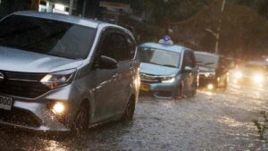 Flyover Pesing Jakarta Barat Tergenang Akibat Saluran Air Tersumbat Sampah