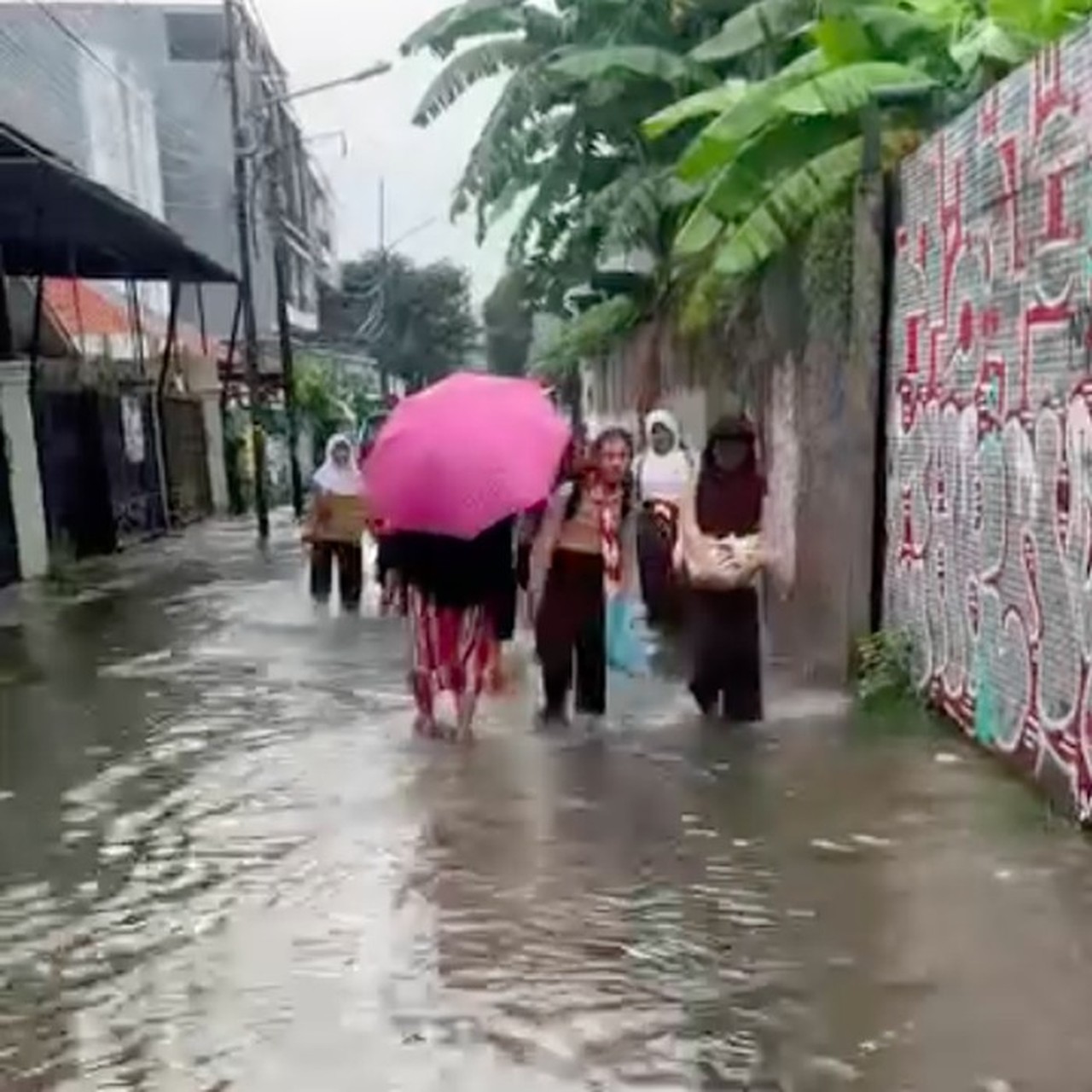 Permukiman Kebon Jeruk Jakarta Barat Terendam Banjir, Ketinggian Air Capai 30 Cm