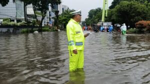 Banjir 70 Cm di Jalan DI Pandjaitan Jakarta Timur, Macet Mengular Hingga UKI Cawang