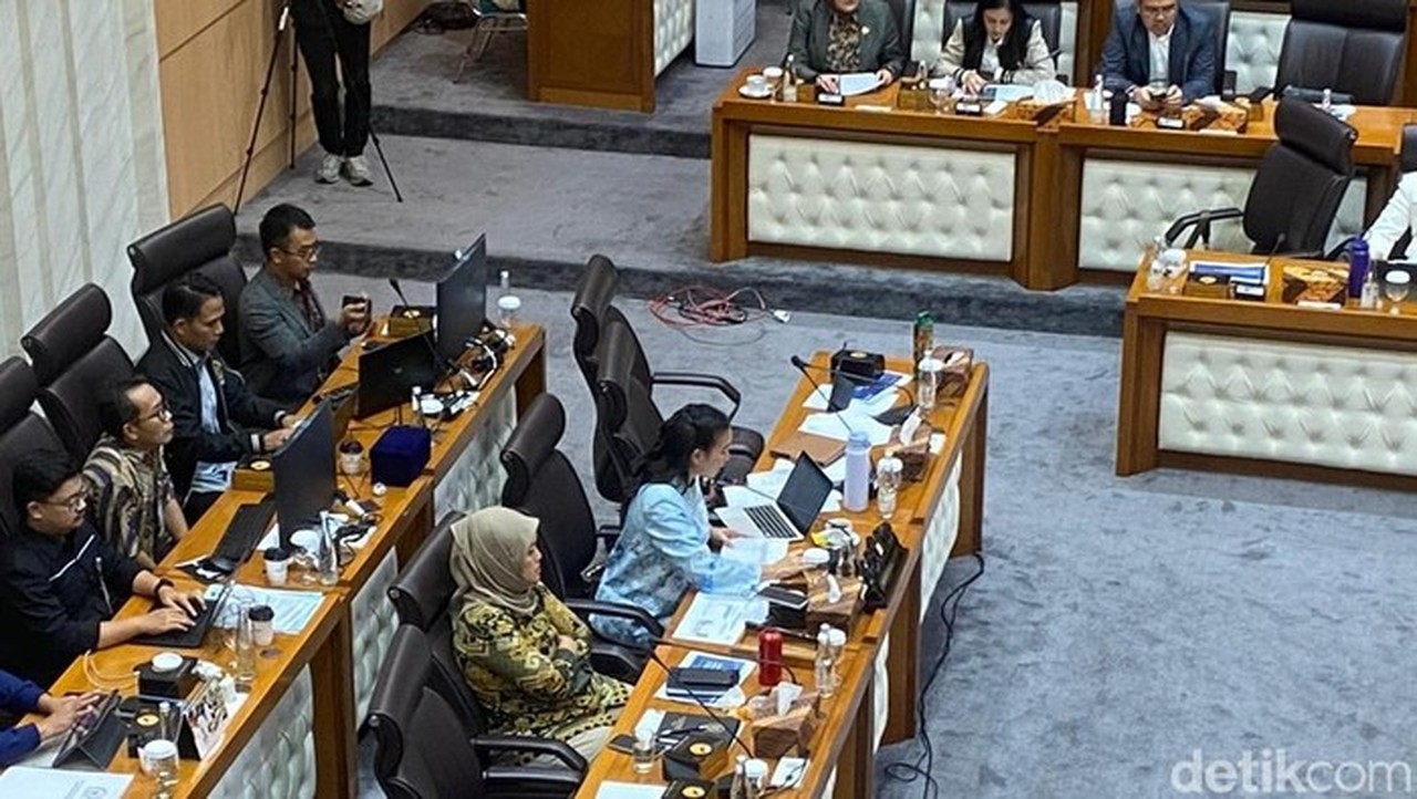 Rahayu Saraswati Pimpin Rapat Komisi VII DPR dengan Menteri Ekonomi Kreatif Bahas Revisi UU
