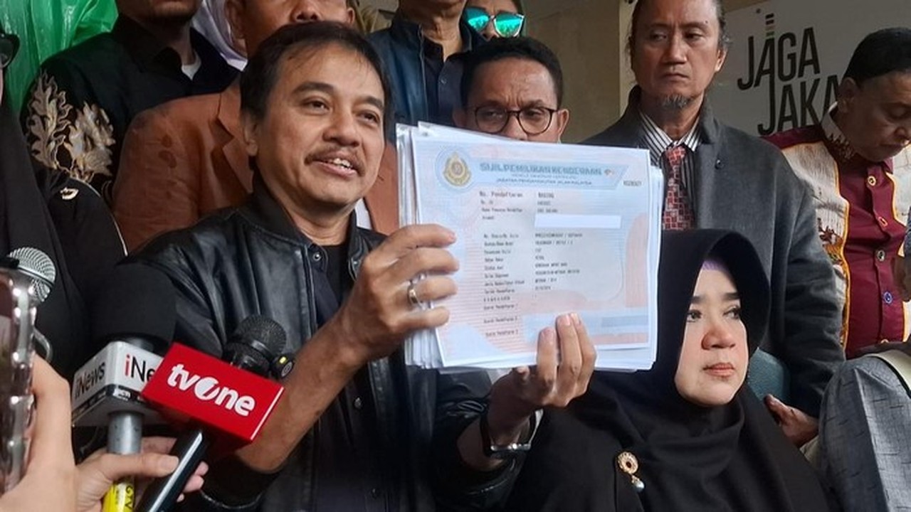 Tiga Tersangka Ijazah Palsu Diperiksa, Roy Suryo Hadir Temani di Polda Metro Jaya Tiga Tersangka Ijazah Palsu Diperiksa, Roy Suryo Hadir Temani di Polda Metro Jaya