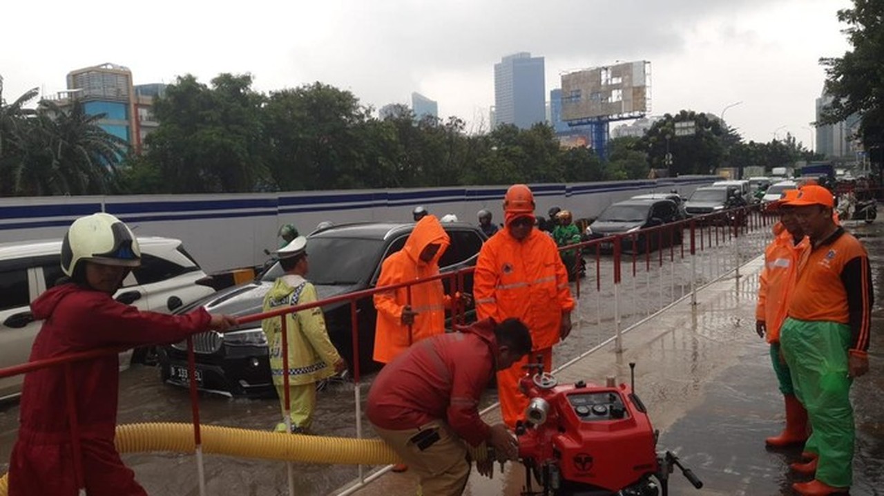 Jalan Satria Raya Grogol Terendam Banjir, Ketinggian Air Mencapai 30 Cm