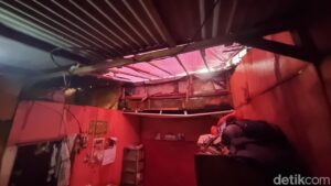 Rumah Nurmayanti di Matraman Ambruk Diterjang Hujan Deras, Dua Penghuni Terluka