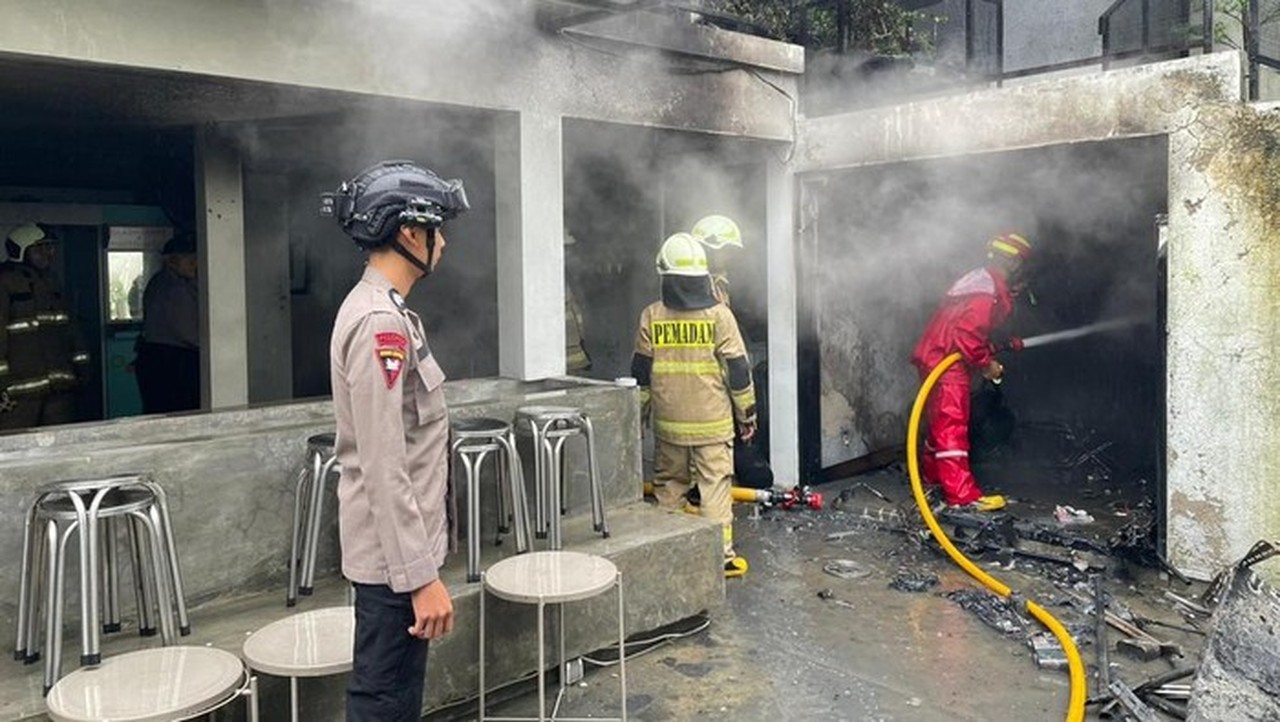 Brimob Polda Metro Jaya Turun Tangan Amankan Lokasi Kebakaran Kafe di Cempaka Putih