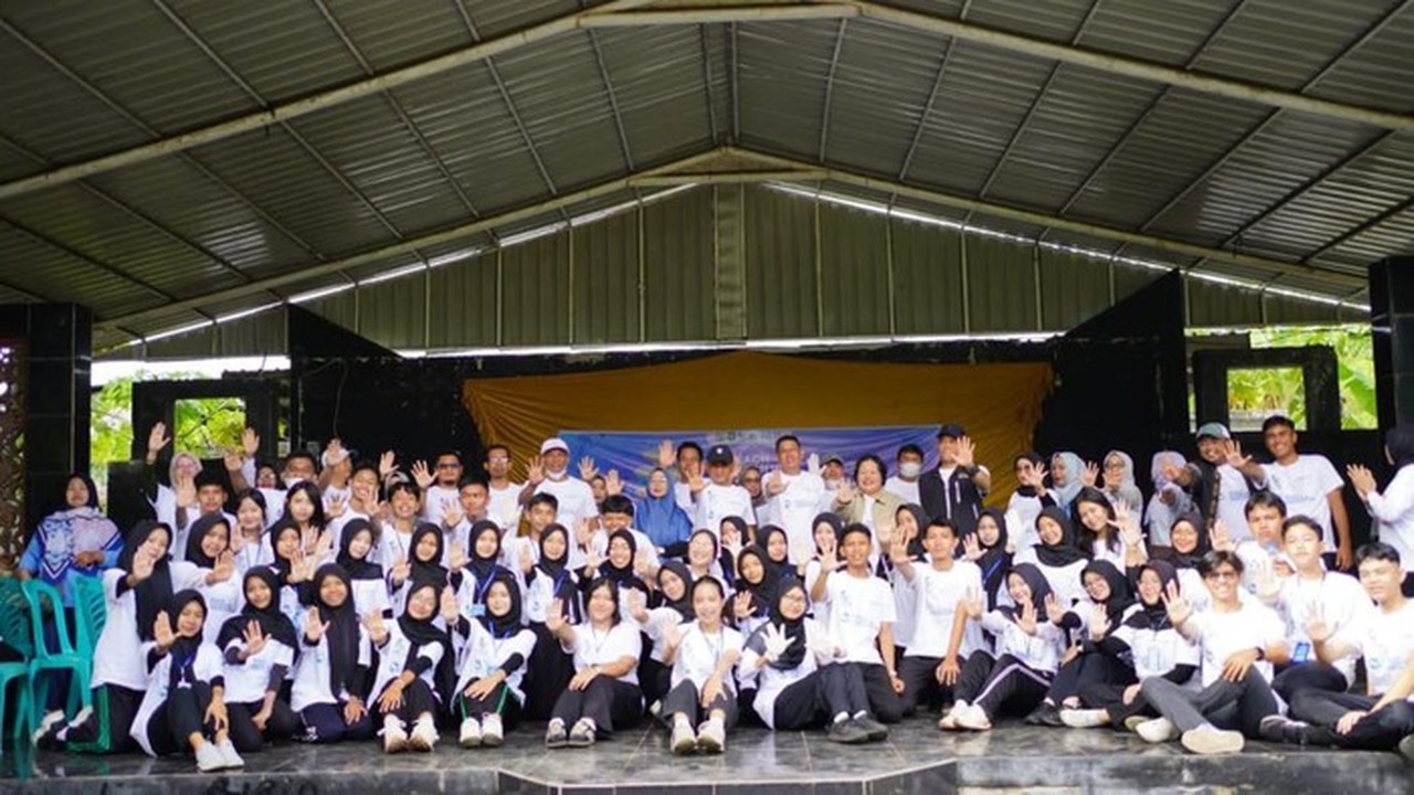 MPR RI dan Forum Anak Samawa Bersih Pantai Sambut HUT Sumbawa ke-67