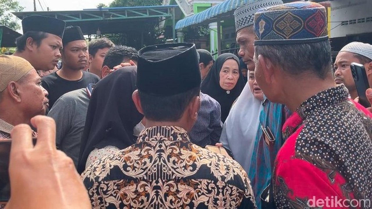 Aksi Bejat: Wanita Kepergok Curi Uang Duka di Rumah Duka Korban Kecelakaan Kereta Api Sumut Aksi Bejat: Wanita Kepergok Curi Uang Duka di Rumah Duka Korban Kecelakaan Kereta Api Sumut