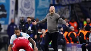 Steven Gerrard Kritik Arne Slot: Jangan Keluhkan Lawan Bertahan, Cari Solusi!