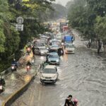 Jalan Daan Mogot Jakarta Barat Tergenang Akibat Hujan, Lalu Lintas Macet Parah