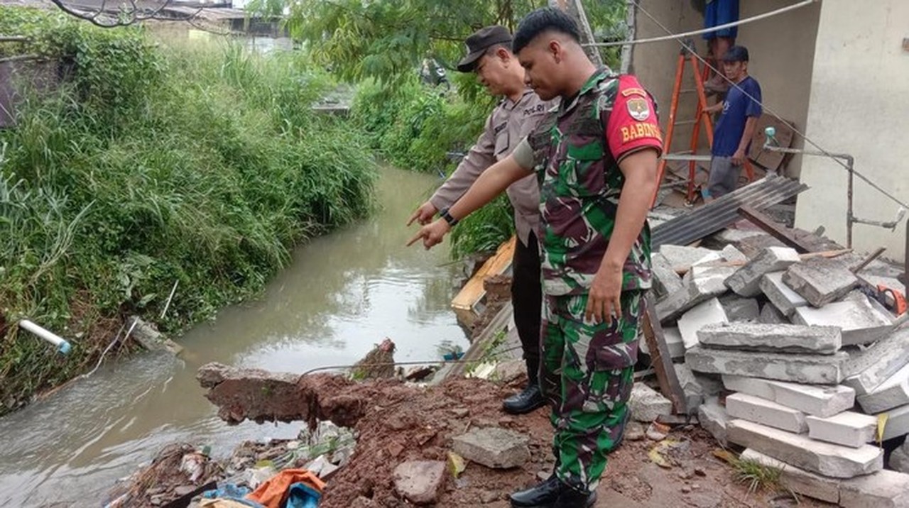 Longsor di Ciputat Akibat Hujan Deras, Tembok Dapur Rumah Warga Ambrol