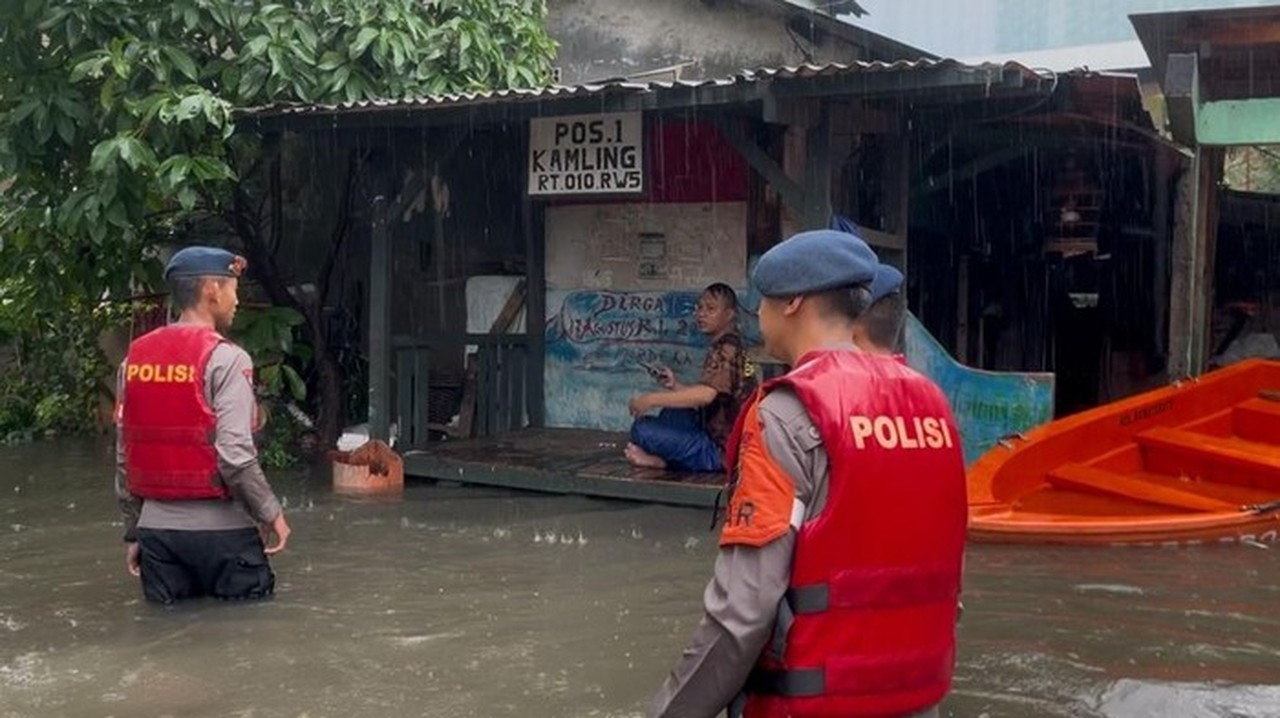 Banjir Jakarta Meluas, Polda Metro Jaya Kerahkan Brimob, Lantas, dan Polair untuk Bantu Warga Banjir Jakarta Meluas, Polda Metro Jaya Kerahkan Brimob, Lantas, dan Polair untuk Bantu Warga
