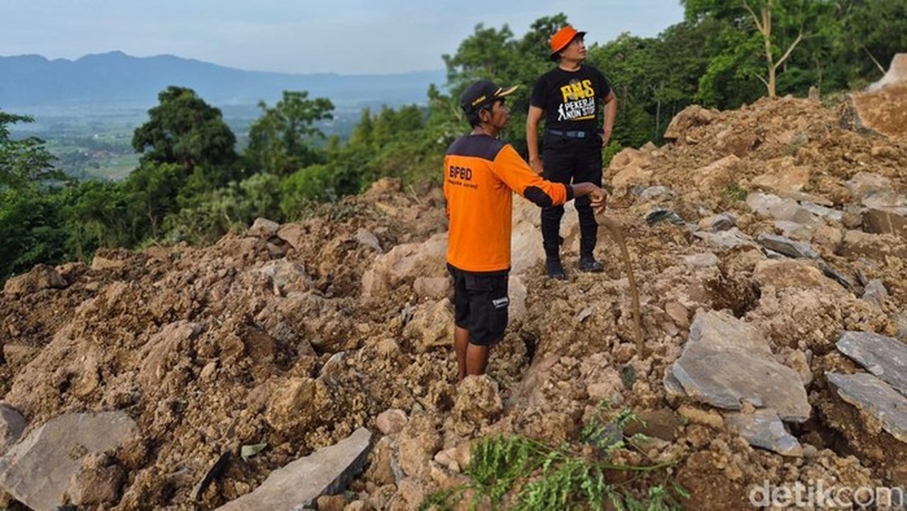 Longsor Gunung Kaupas Serang, Ratusan Warga Cibodas Dievakuasi ke Sekolah Dasar Longsor Gunung Kaupas Serang, Ratusan Warga Cibodas Dievakuasi ke Sekolah Dasar