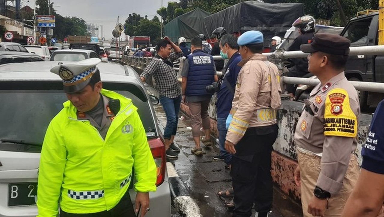 Pengemudi Berinisial AR Ditemukan Meninggal di Dalam Mobil di Jalanan Jakarta Barat