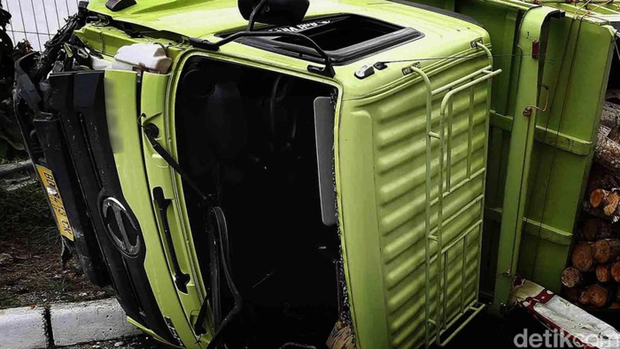 Truk Kontainer Terbalik di Tol Japek Arah Cikarang, Lalu Lintas Lancar