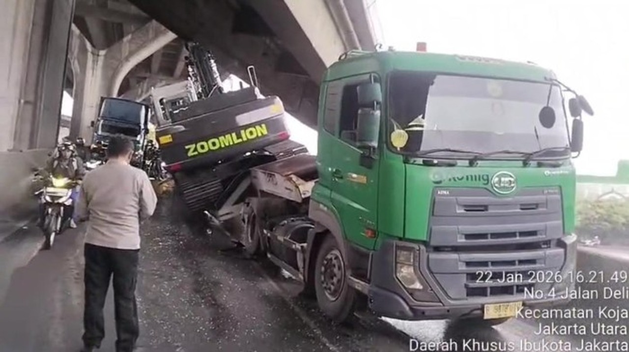 Foto: Truk Angkut Alat Berat Tersangkut Di Flyover Jampea, Jakarta Utara, Kamis (22/1/2026) Sore. (dok. Istimewa)