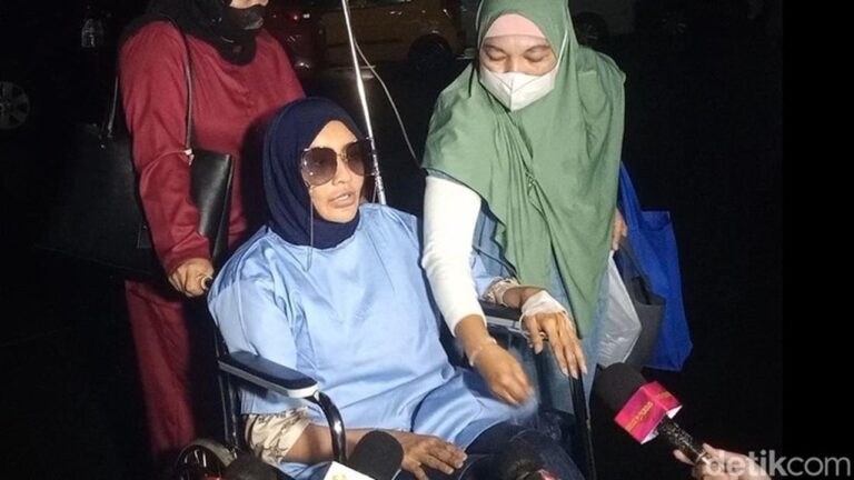 Doktif Penuhi Panggilan Polisi Gunakan Kursi Roda, Akui Stres Memikirkan Richard Lee Doktif Penuhi Panggilan Polisi Gunakan Kursi Roda, Akui Stres Memikirkan Richard Lee