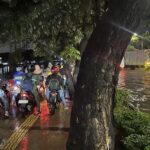 Jalan Daan Mogot Jakbar Terendam Banjir, Pemotor Nekat Lewati Trotoar