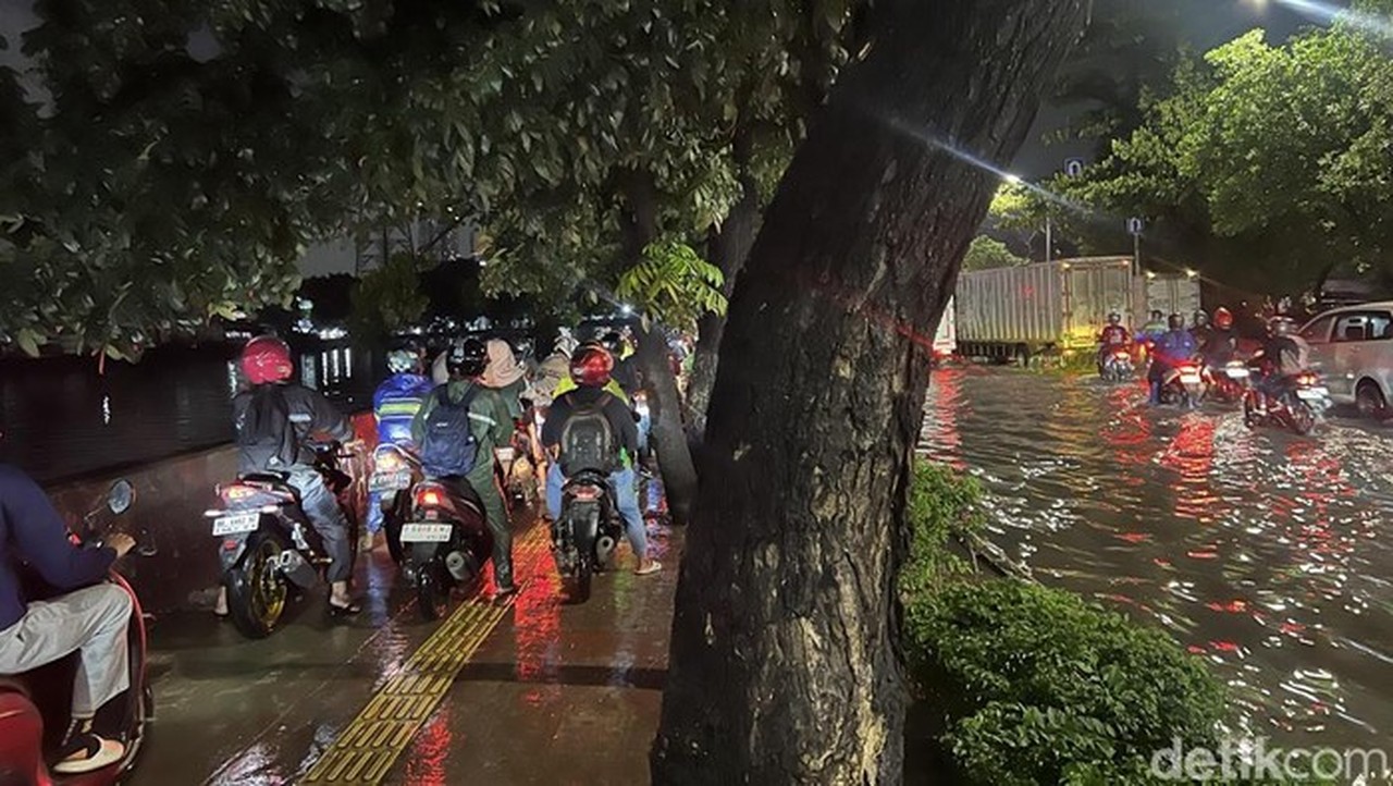 Jalan Daan Mogot Jakbar Terendam Banjir, Pemotor Nekat Lewati Trotoar