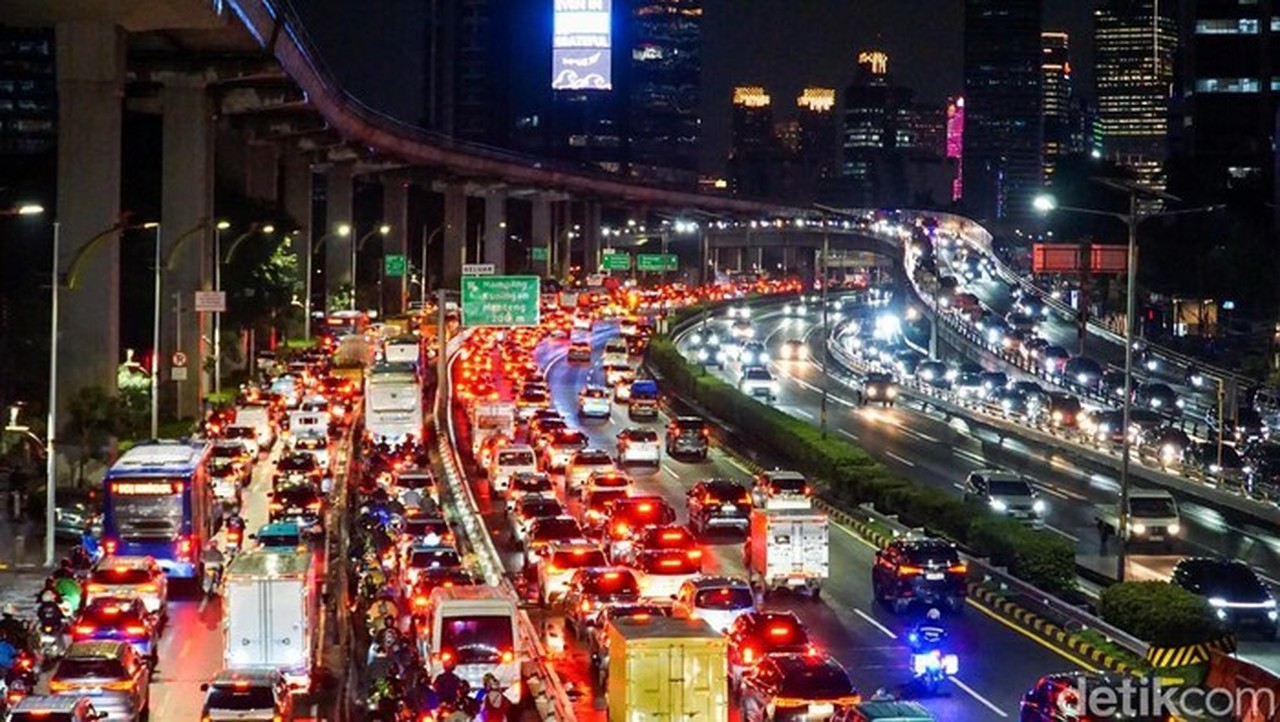 Banjir Jakarta Malam Ini: Tiga Ruas Jalan Utama Macet Parah Akibat Genangan