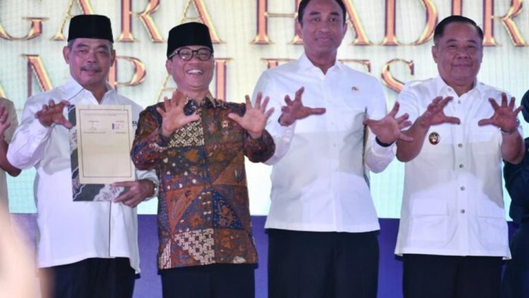 Mendes Yandri Tegaskan Komitmen Perangi Narkoba di Deklarasi Indonesia Bersinar Lahat Mendes Yandri Tegaskan Komitmen Perangi Narkoba di Deklarasi Indonesia Bersinar Lahat