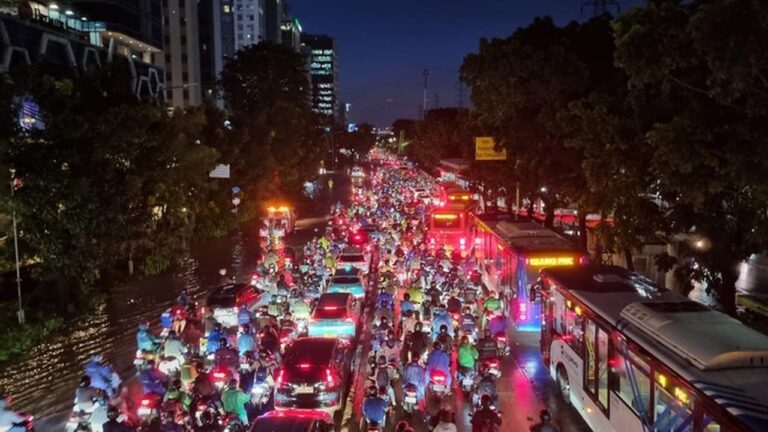 Jalan DI Pandjaitan Terendam Banjir, Lalin Arah Sunter Macet Parah Malam Ini Jalan DI Pandjaitan Terendam Banjir, Lalin Arah Sunter Macet Parah Malam Ini