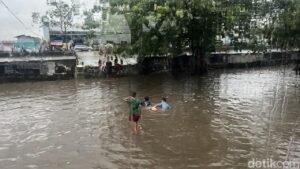 Banjir 30-50 Cm Genangi Daan Mogot, Anak-anak Asyik Berenang di Tengah Kemacetan