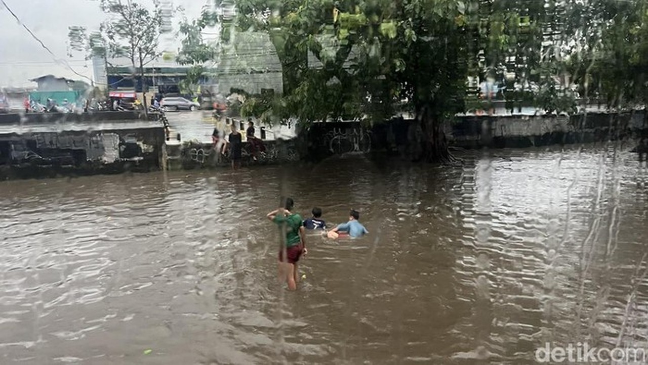 Banjir 30-50 Cm Genangi Daan Mogot, Anak-anak Asyik Berenang di Tengah Kemacetan Banjir 30-50 Cm Genangi Daan Mogot, Anak-anak Asyik Berenang di Tengah Kemacetan