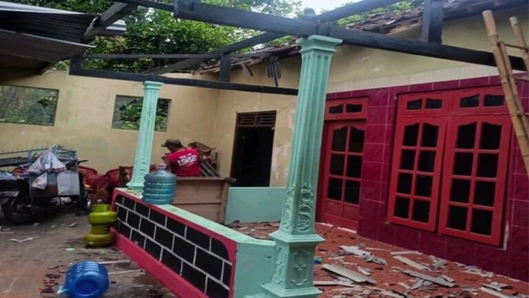 Kemensos Salurkan Bantuan Kedaruratan untuk Korban Puting Beliung di Karanganyar